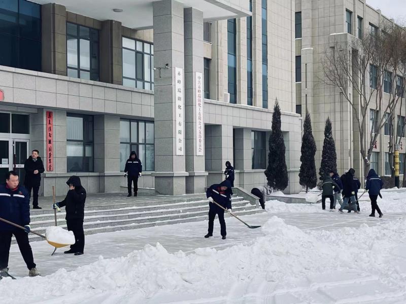 不畏嚴(yán)寒，除雪保安全出行